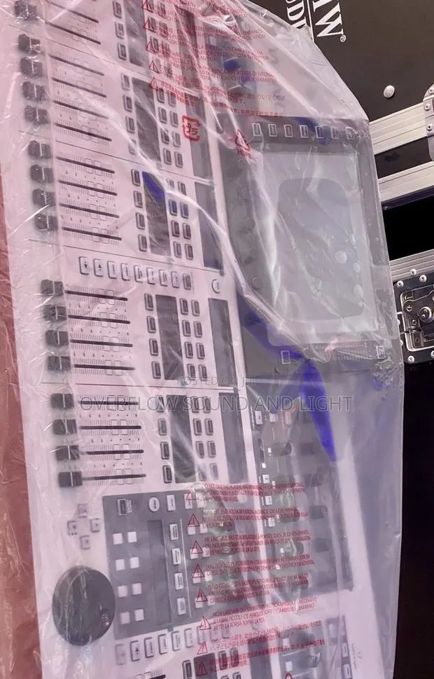 Behringer Wing 48 Channels Digital Mixer · Photo 2