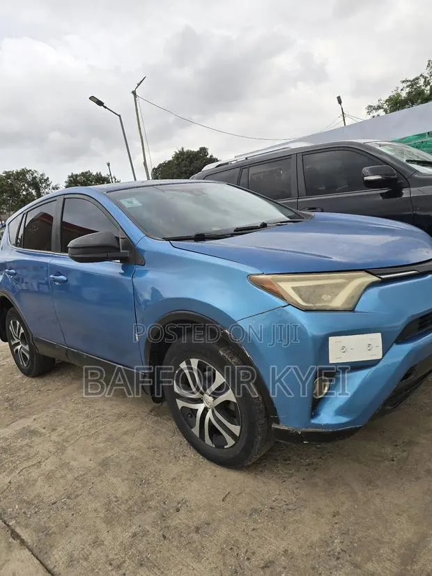 Toyota RAV4 LE 4dr SUV (2.5L 4cyl 6A) 2018 Blue · Photo 1