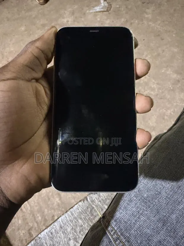 Apple iPhone XR 64 GB White · Photo 1