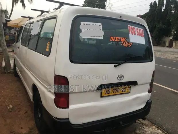 Toyota HiAce 2005 White · Photo 1