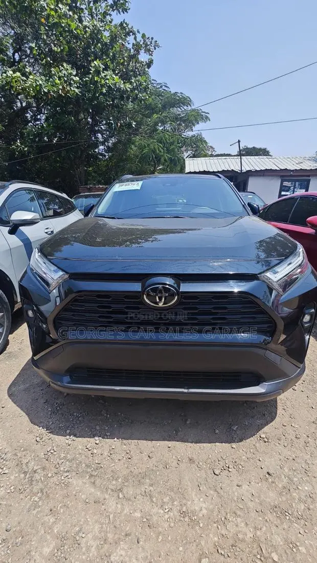 Toyota RAV4 XLE 2025 Black · Photo 1