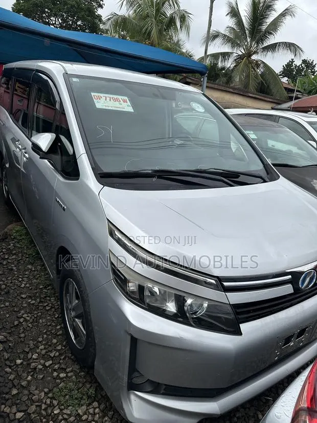 Toyota Voxy Hybrid ZS Kirameki 2WD 7-Seater 2017 Silver · Photo 1