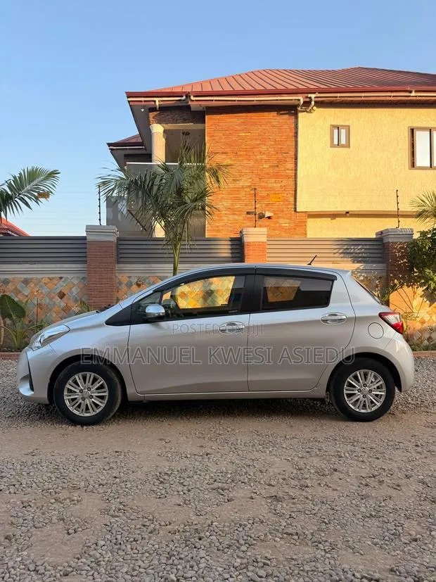 Toyota Vitz 1.3 AWD 5dr 2017 Gray · Photo 1