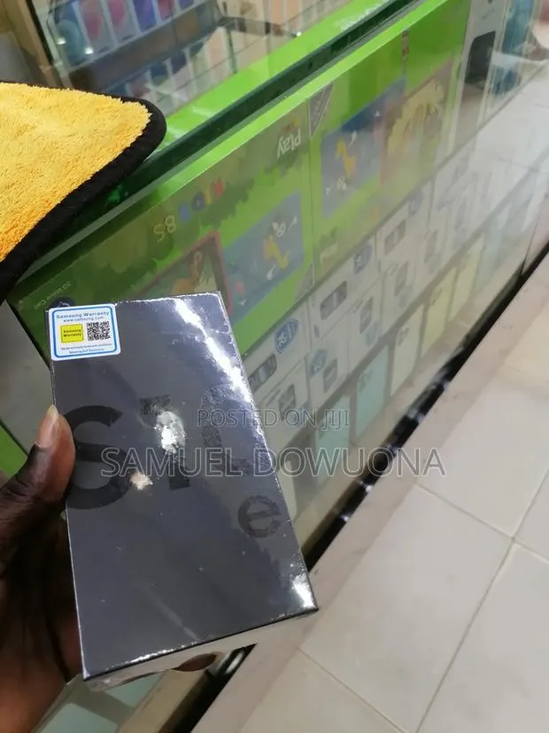New Samsung Galaxy S10e 128 GB Black · Photo 1