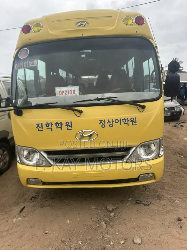 Hyundai County 2012 Yellow · Photo 2