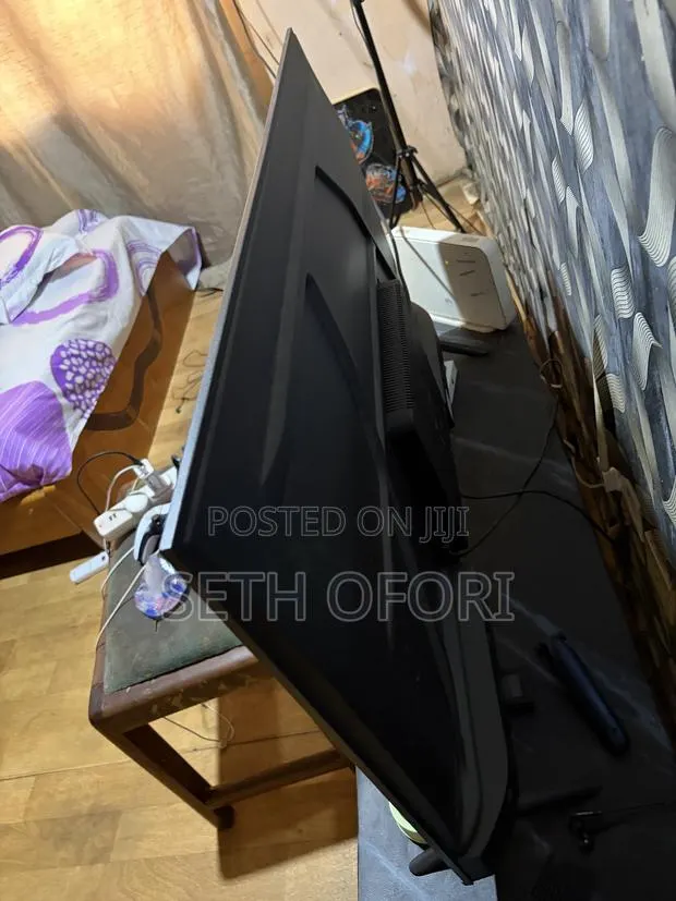 Hikers 43” Smart TV · Photo 1
