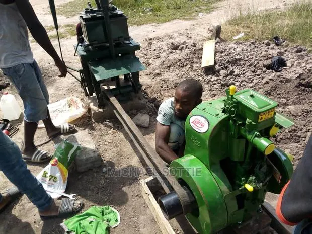 Quality Concrete Block Molding Machine Plus Diesel Engine · Photo 1