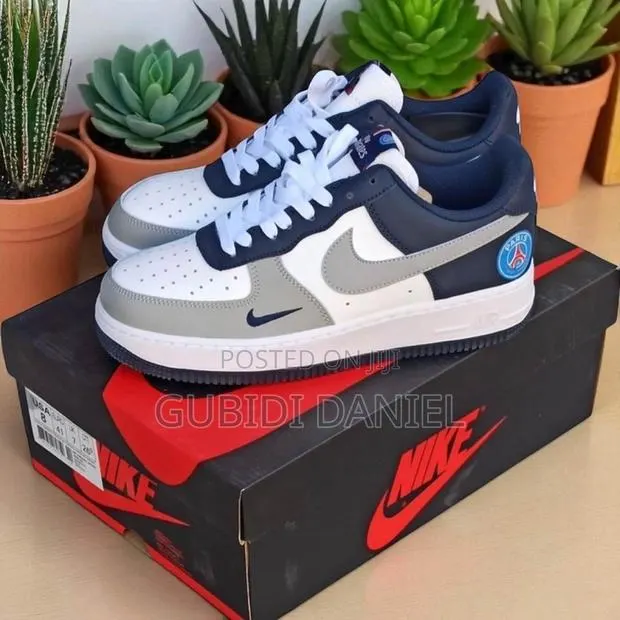 Nike Air Force 1 Low X Paris Saint-Germain (PSG) Sneaker. · Photo 1