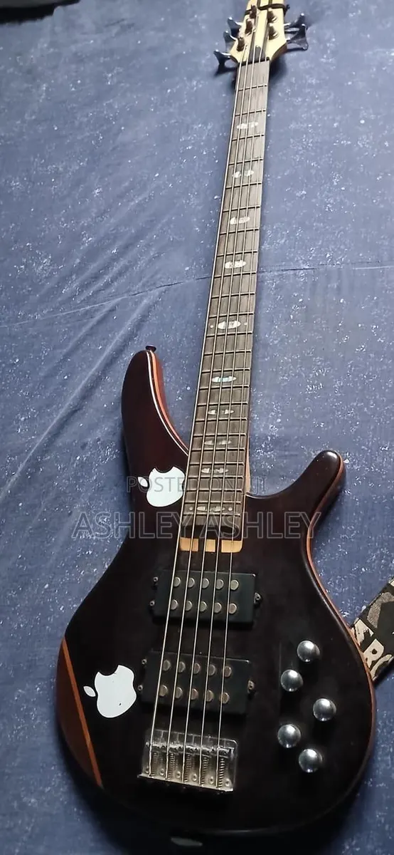 Bass Guitar · Photo 1