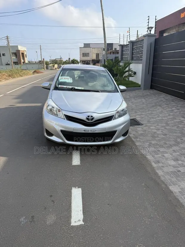 Toyota Yaris LE Hatchback 5dr 2013 Silver · Photo 1