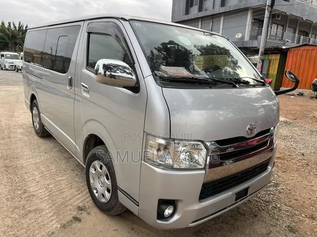 Toyota HiAce 2015 Silver · Photo 1