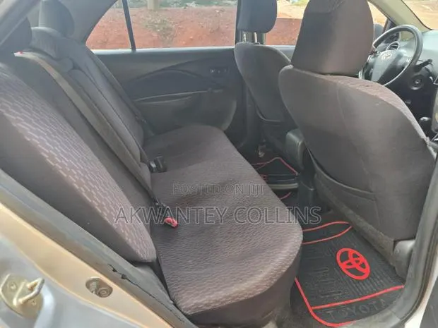Toyota Yaris 2011 Silver · Photo 1