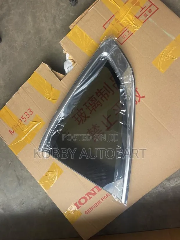 Honda CRV Side Window Quarter Glass 2017 2018 2019 2020 2021 2022 · Photo 1