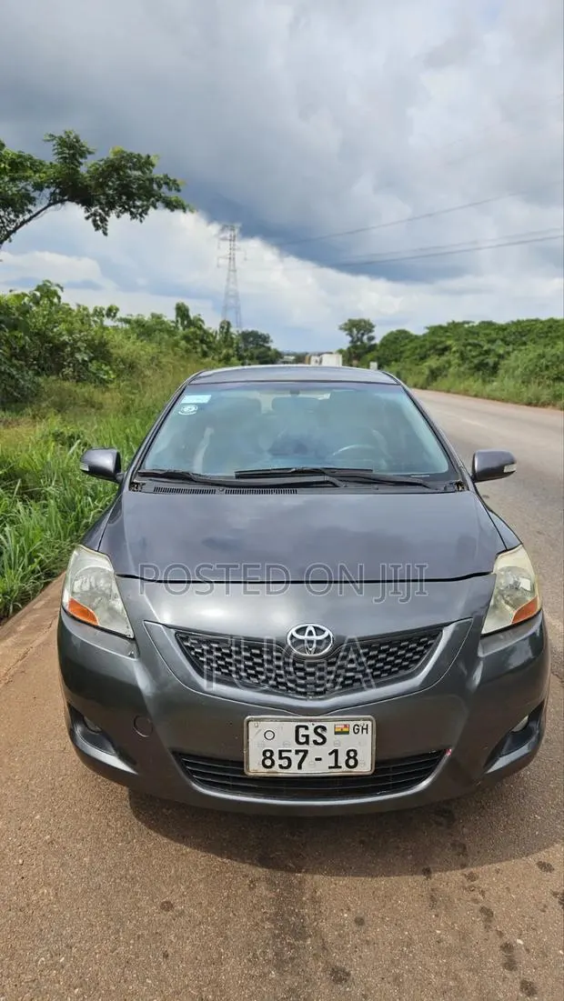 Toyota Yaris 2010 Gray · Photo 1