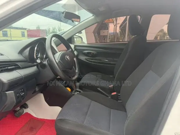 Toyota Yaris L Hatchback 5dr 2017 White · Photo 1