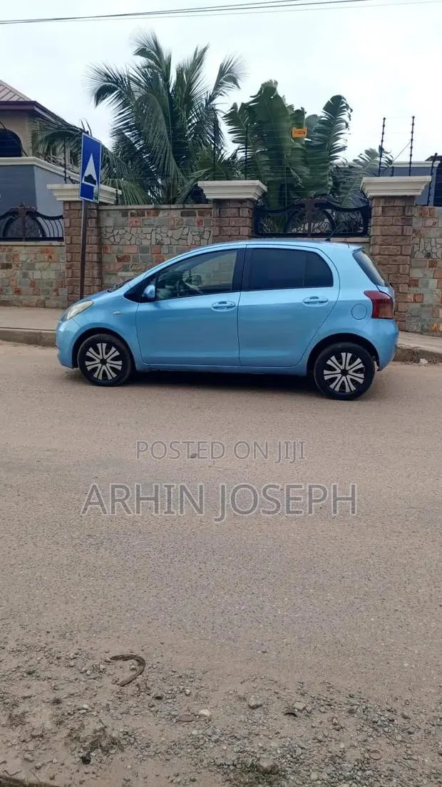 Toyota Vitz 2010 Blue · Photo 1