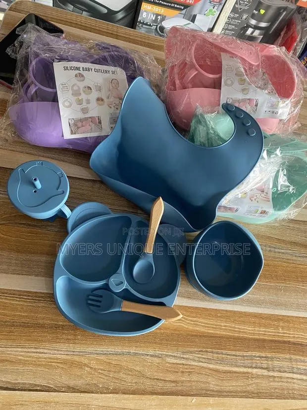 Mess-Free Feeding Silicone Baby Plate+Bowl+Bib Set · Photo 1