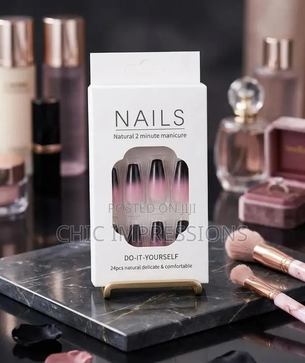 24 Reusable Press On Nails · Photo 1