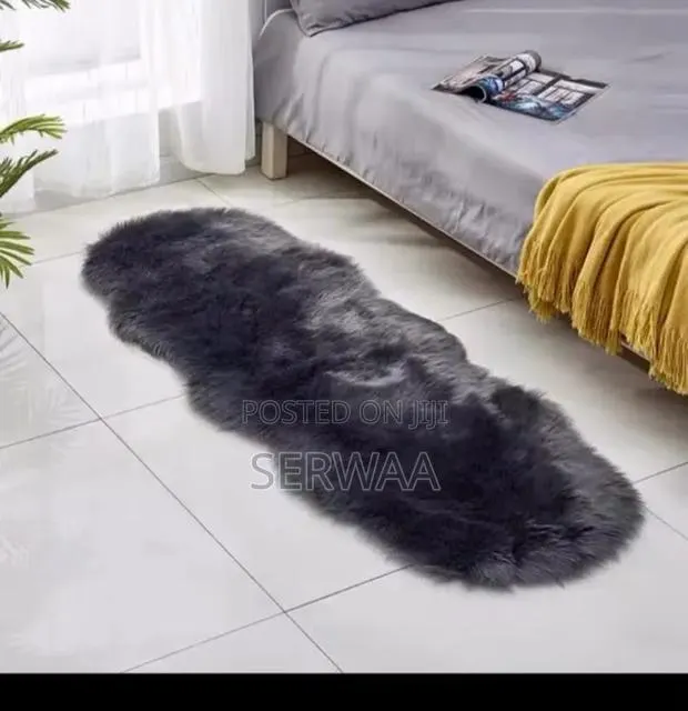 Bedside Fur Carpet · Photo 1