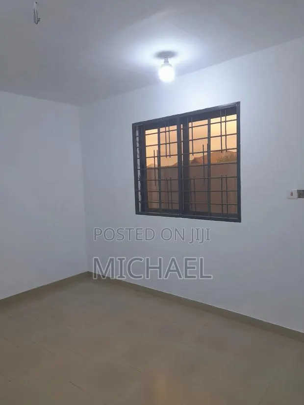 Furnished 2bdrm Block of Flats in New Sebrepor, Tema Metropolitan · Photo 1