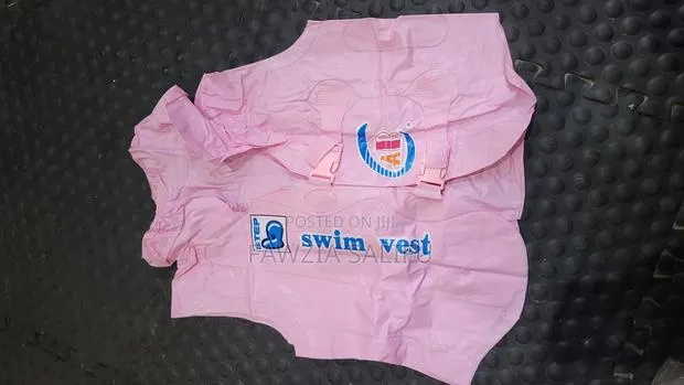 Inflatable Swim Vest · Photo 1
