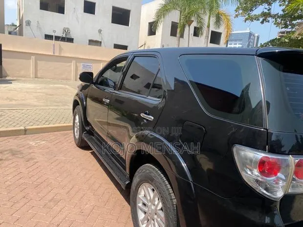 Toyota Fortuner 2014 Black · Photo 1