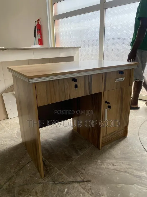 A Wellmade and Durable Computer Desk · Photo 1