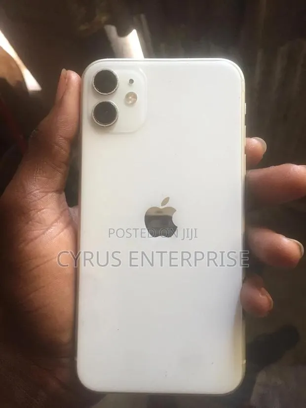 Apple iPhone 11 64 GB White · Photo 1
