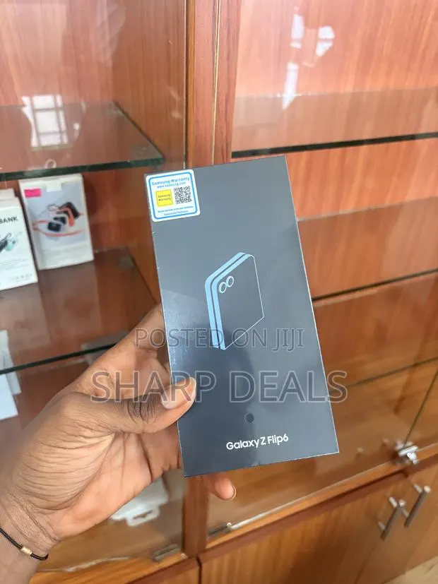 New Samsung Galaxy Z Flip6 256 GB Blue · Photo 1