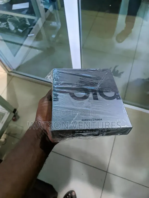 New Samsung Galaxy Z Fold4 256 GB Rose Gold · Photo 1