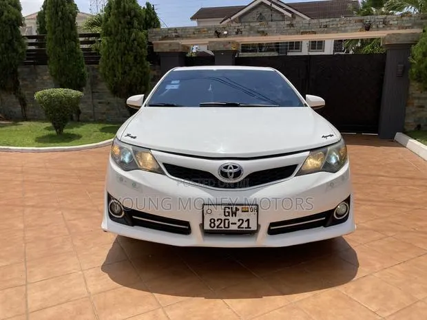 Toyota Camry L 4dr Sedan (2.5L 4cyl 6A) 2014 White · Photo 1