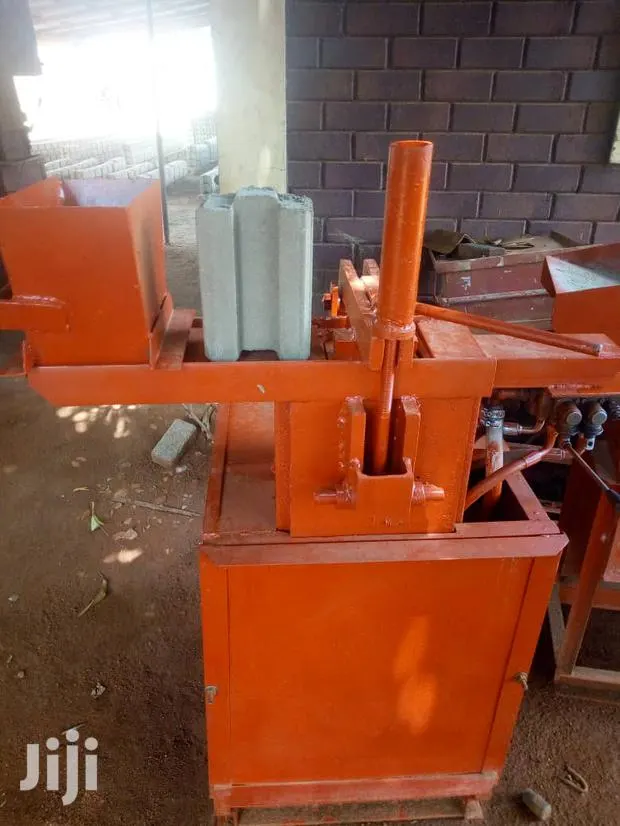 Interlocking Bricks Machine · Photo 1