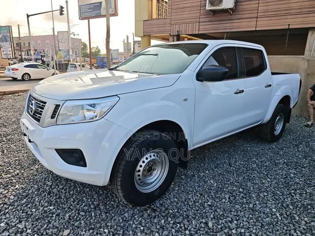 Nissan Navara 2020 White · Photo 1