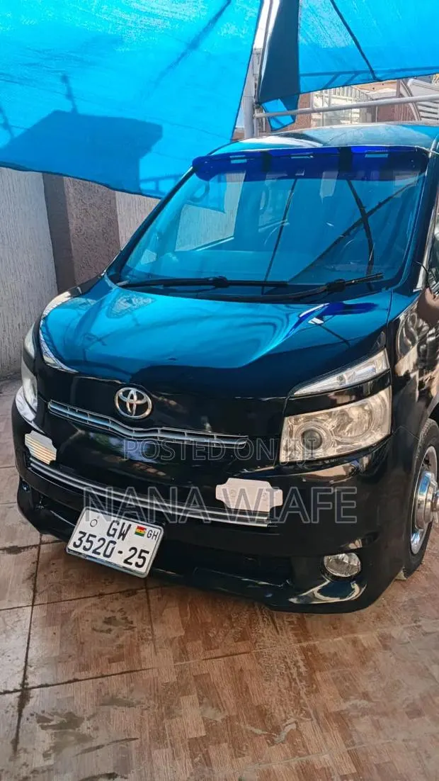 Toyota Voxy 2013 Black · Photo 1