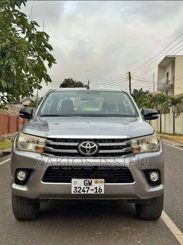 Toyota Hilux SR 4x4 2015 Silver · Photo 1
