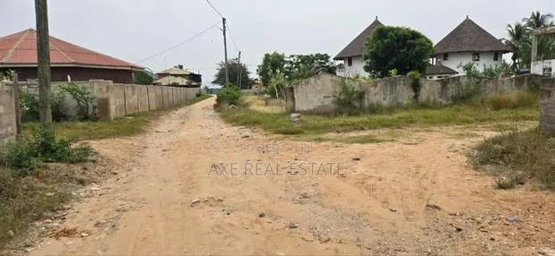 Community 25 Tema Half Plots Plus Mounted Pillars · Photo 1