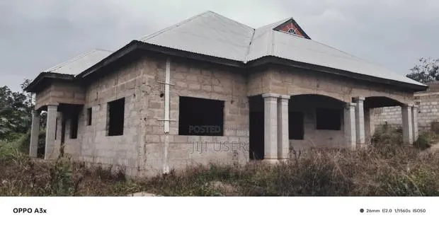 5bdrm House in Sekyere Kumawu for sale · Photo 1