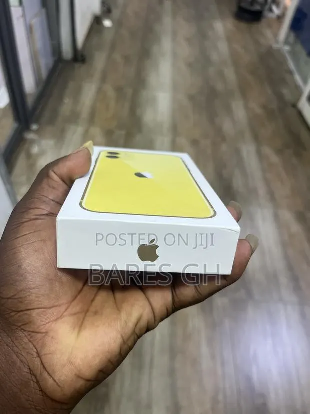 New Apple iPhone 11 64 GB Yellow · Photo 1