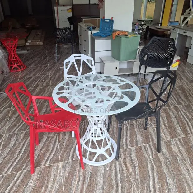 Aesthetic Dinning Set. 4 Chairs. · Photo 1