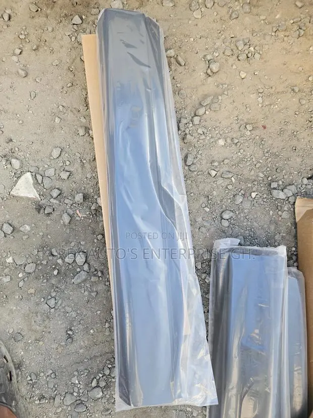 CRV 2023-2025 Front Door Moulding · Photo 1