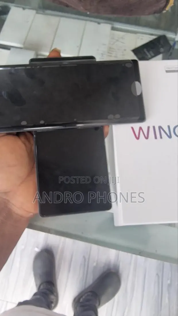 New LG Wing 5G 256 GB Black · Photo 1