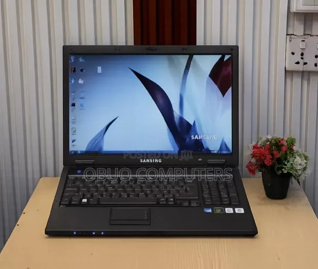 Laptop Samsung NP-R700 8GB Intel Core i5 HDD 500GB · Photo 1