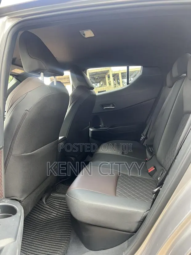 Toyota C-HR 2018 Gray · Photo 1