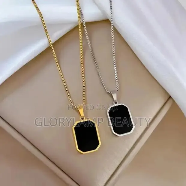 Elegant Unisex Rectangle Pendant Necklace · Photo 1