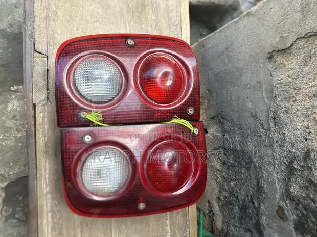 Land Rover Freelander 2000 Taillight Pair · Photo 1
