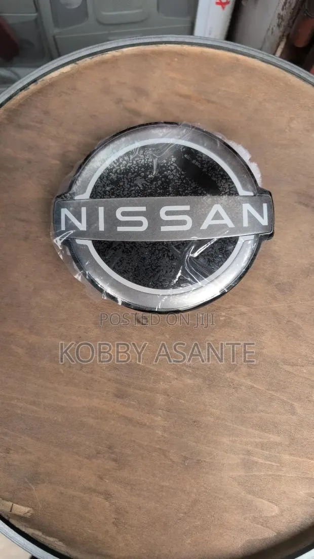 Nissan Rogue 2022 Front Emblem · Photo 1