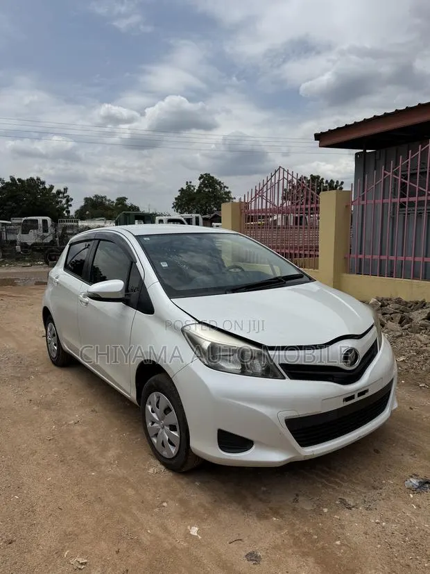 Toyota Vitz 1.3 AWD 5dr 2013 White · Photo 1