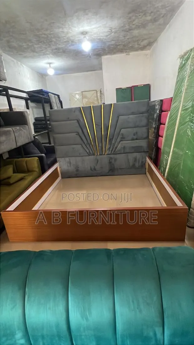Queen Size Bed · Photo 1