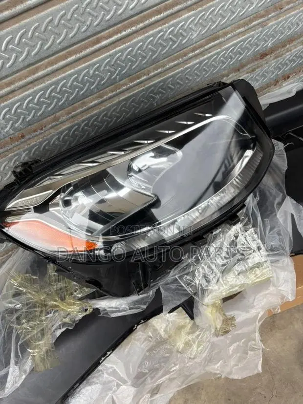 GLC 300 Headlight 2 015-2020 Brand New · Photo 1