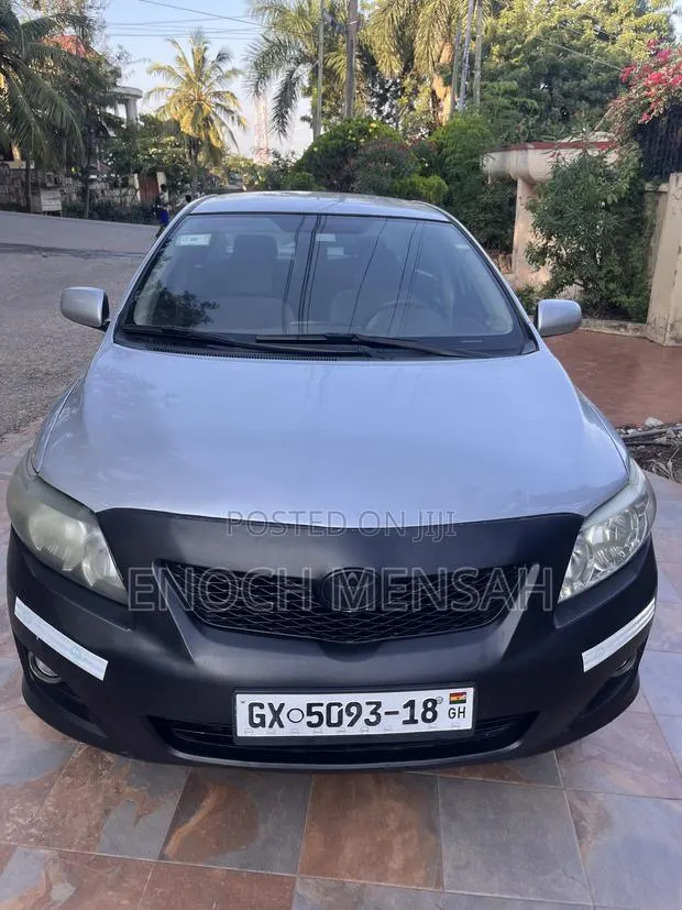 Toyota Corolla LE 4dr Sedan (1.8L 4cyl 4A) 2010 Silver · Photo 1